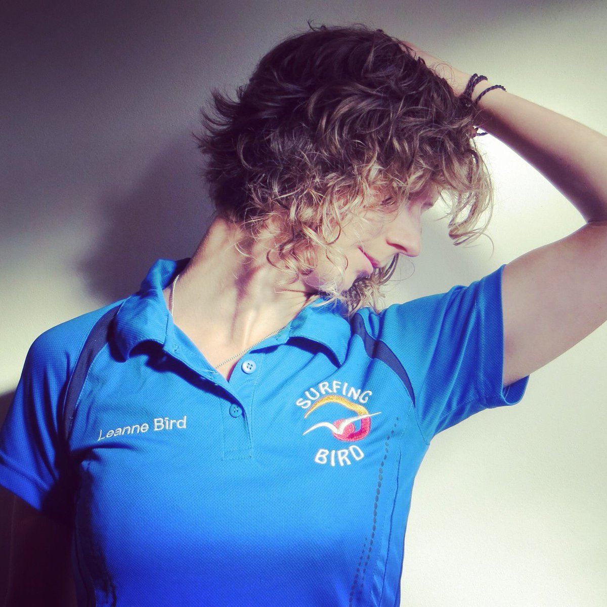 Surfing_Bird_'s tweet photo. Day 5: Try this stretch for your neck. For more tips on dealing with ‘text head’ click here https://t.co/tUCOfCHXhF #birdsoladventtips https://t.co/ZUp8G2FRxZ