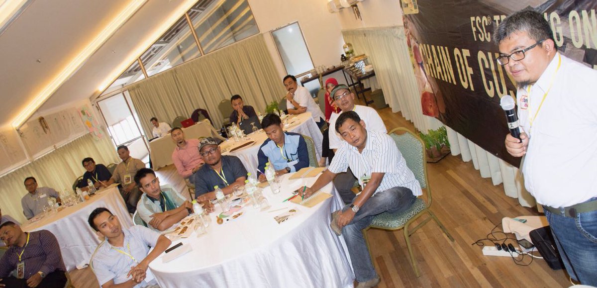 ReMark_Asia's tweet photo. Direktur operasional PT Remark Asia @Kangcepy mengisi materi di #FSCTraining with @AiKnow_ @sertifikasiFSC #sustainingsustainability https://t.co/TIMNl7o4cr