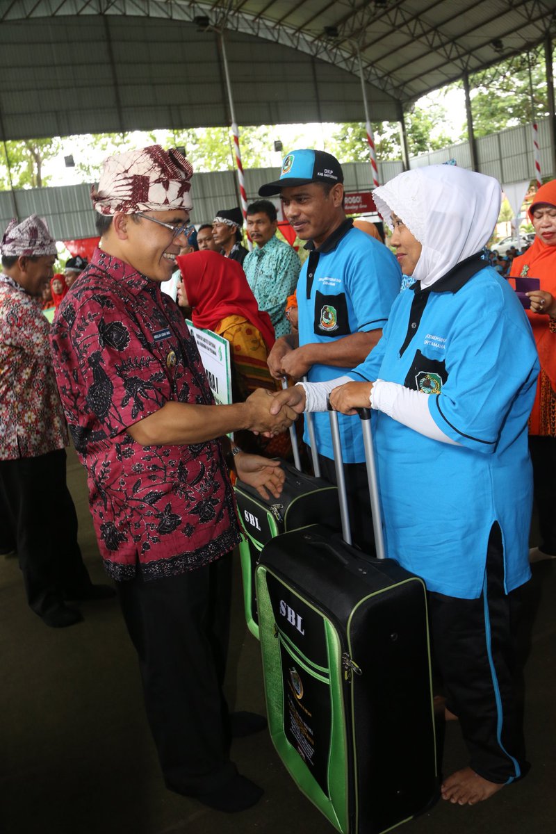 banyuwangi_kab's tweet photo. 2 orang THL pesapon @DKP_BWI #banyuwangi dapat hadiah umroh gratis @a_azwarnas @gusipul4 https://t.co/zGyOBA86zf