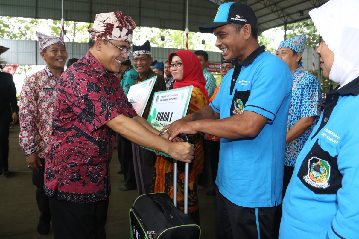 banyuwangi_kab's tweet photo. 2 orang THL pesapon @DKP_BWI #banyuwangi dapat hadiah umroh gratis @a_azwarnas @gusipul4 https://t.co/zGyOBA86zf
