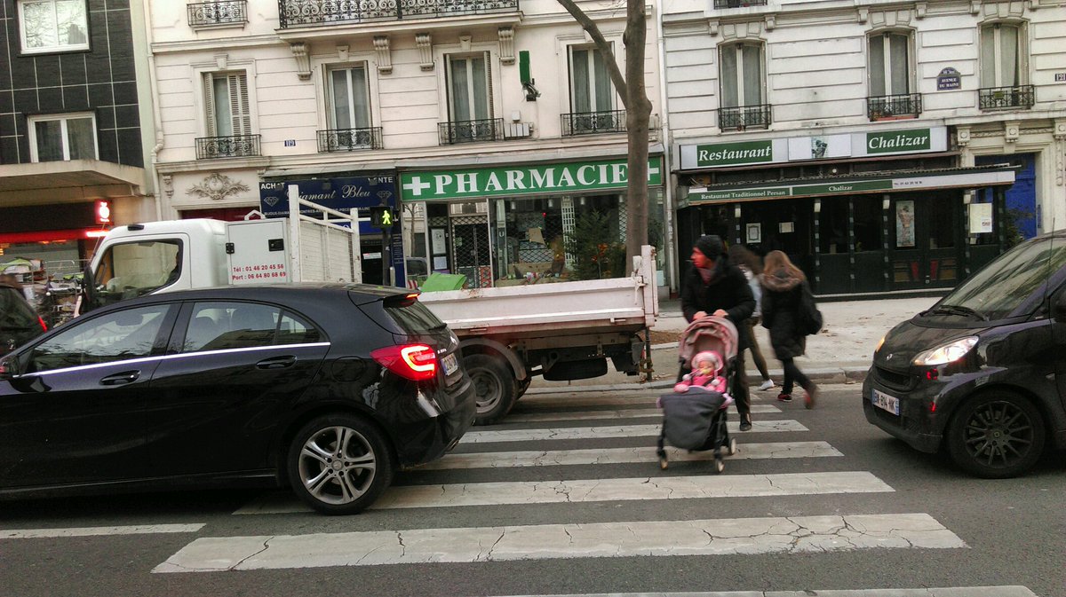 FlorenceBarral's tweet photo. @carine_petit @pascalcherki @MairieParis14
Traversé avenue du Maine: un danger quotidien  pour aller à l'école https://t.co/xg2tAxQRhs