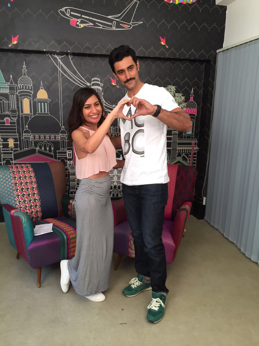 MissMalini's tweet photo. Gotta love #KunalKapoor @kapoorkkunal! #MCBC - Men Countering Breast Cancer - watch https://t.co/jUTEtckWY0 to win his awesome tees! https://t.co/51L3GkZRUM