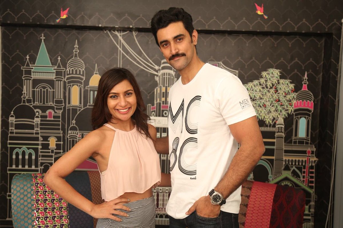MissMalini's tweet photo. Gotta love #KunalKapoor @kapoorkkunal! #MCBC - Men Countering Breast Cancer - watch https://t.co/jUTEtckWY0 to win his awesome tees! https://t.co/51L3GkZRUM