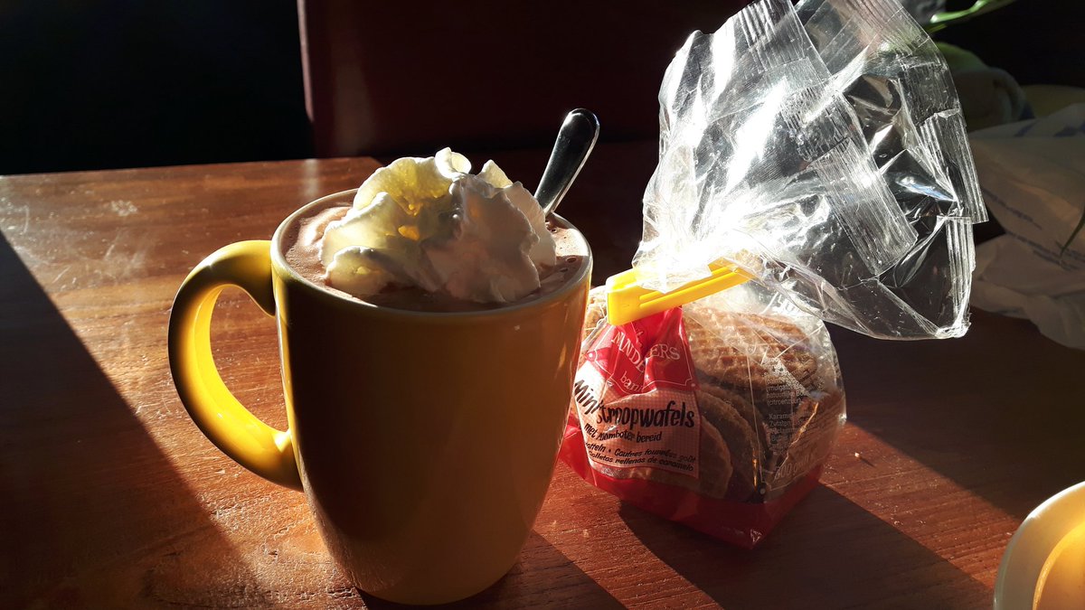 Monday morning... sunshine, Hot chocolate and cookies... t is maar wat je ervan maakt, die maandag ochtend...