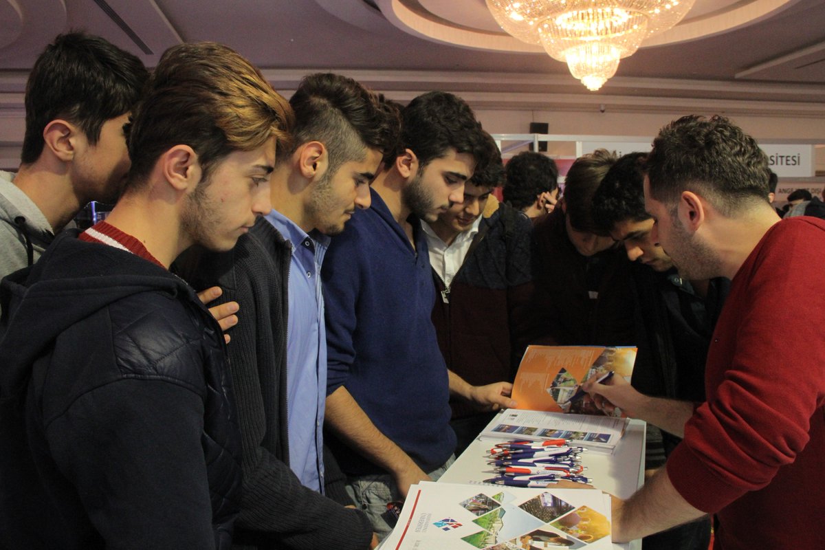 HKÜ Hatay Üniversite Fuarında öğrencilerle buluştu. Öğrenciler Hatay'da bölümler, puanlar ve imkanlar hakkında detaylı bilgiler alıyor.