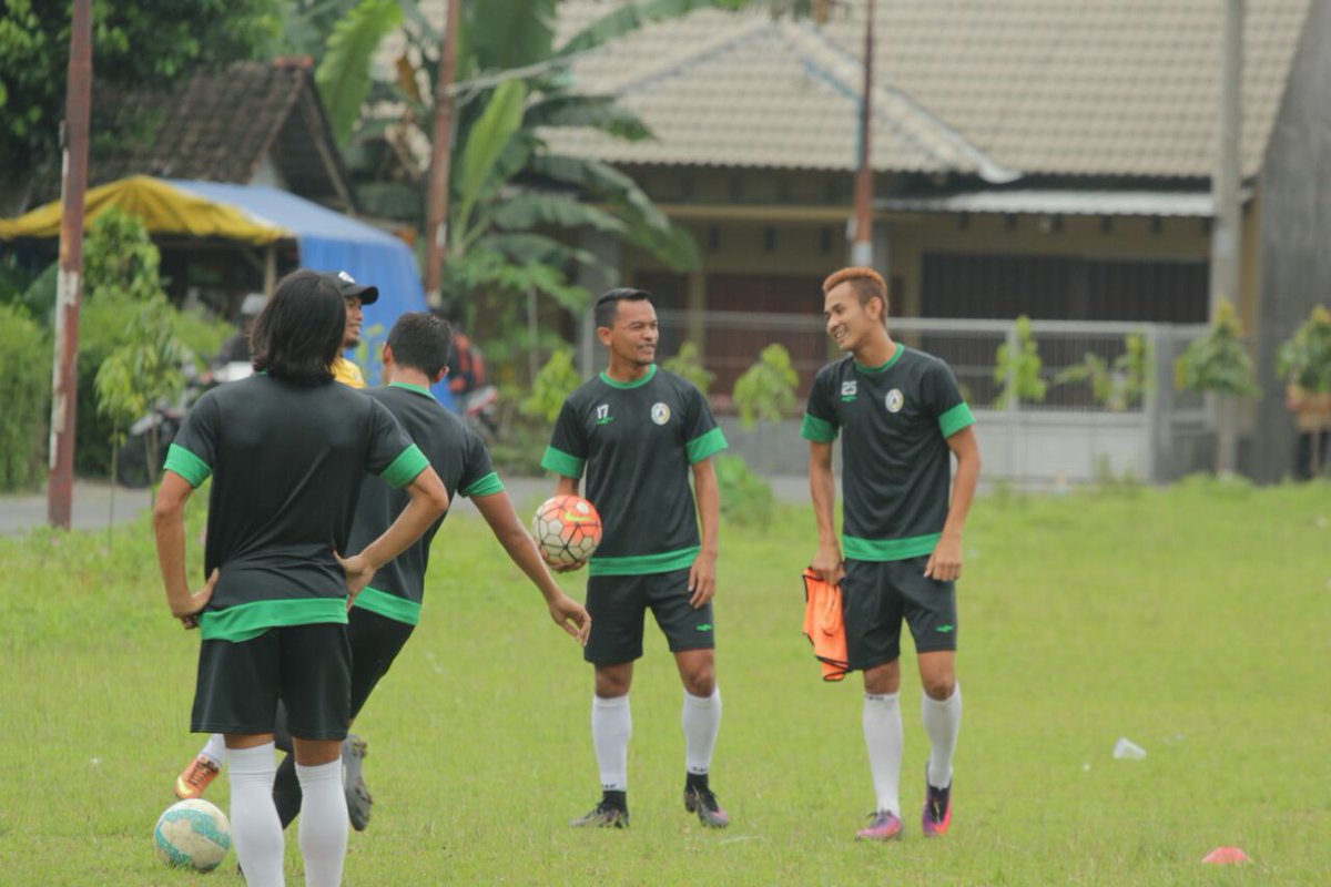 PSSleman's tweet photo. Latihan sore ini di lapangan Minomartani. Pemantapan skema transisi bertahan menyerang. #COSE https://t.co/jb8jm6GHgW