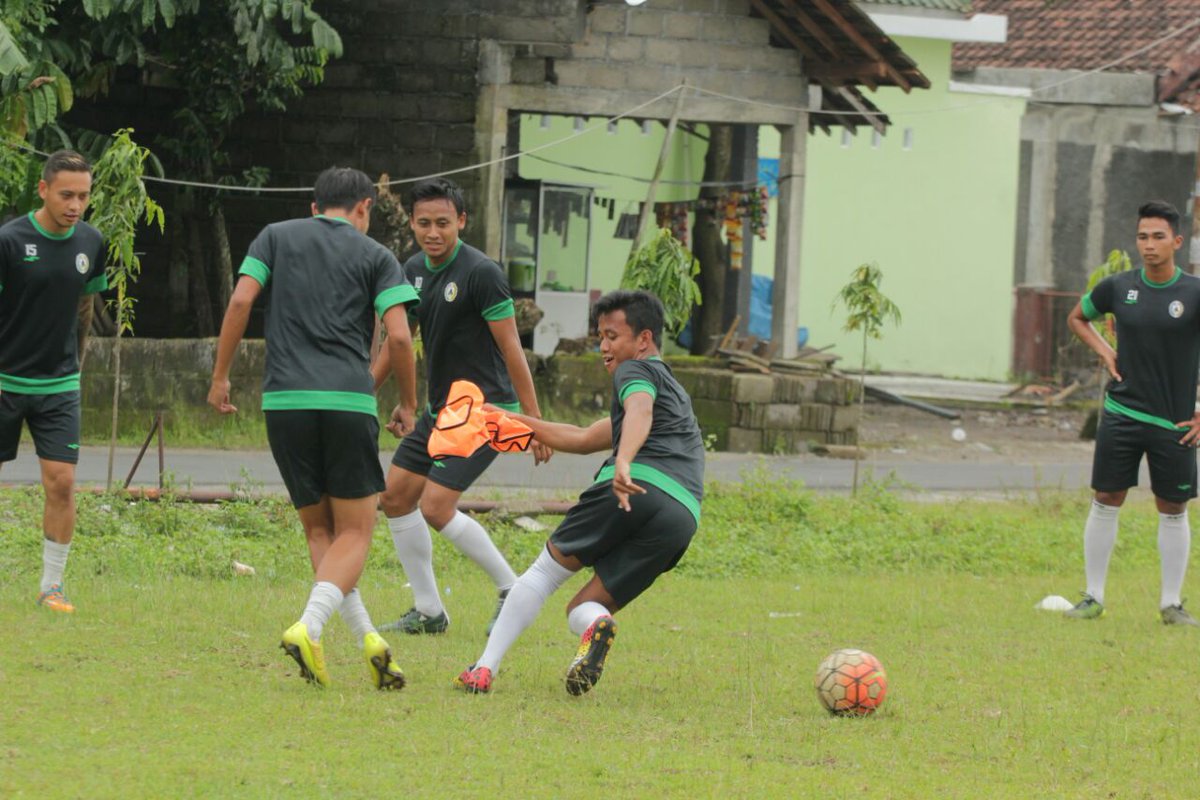 PSSleman's tweet photo. Latihan sore ini di lapangan Minomartani. Pemantapan skema transisi bertahan menyerang. #COSE https://t.co/jb8jm6GHgW