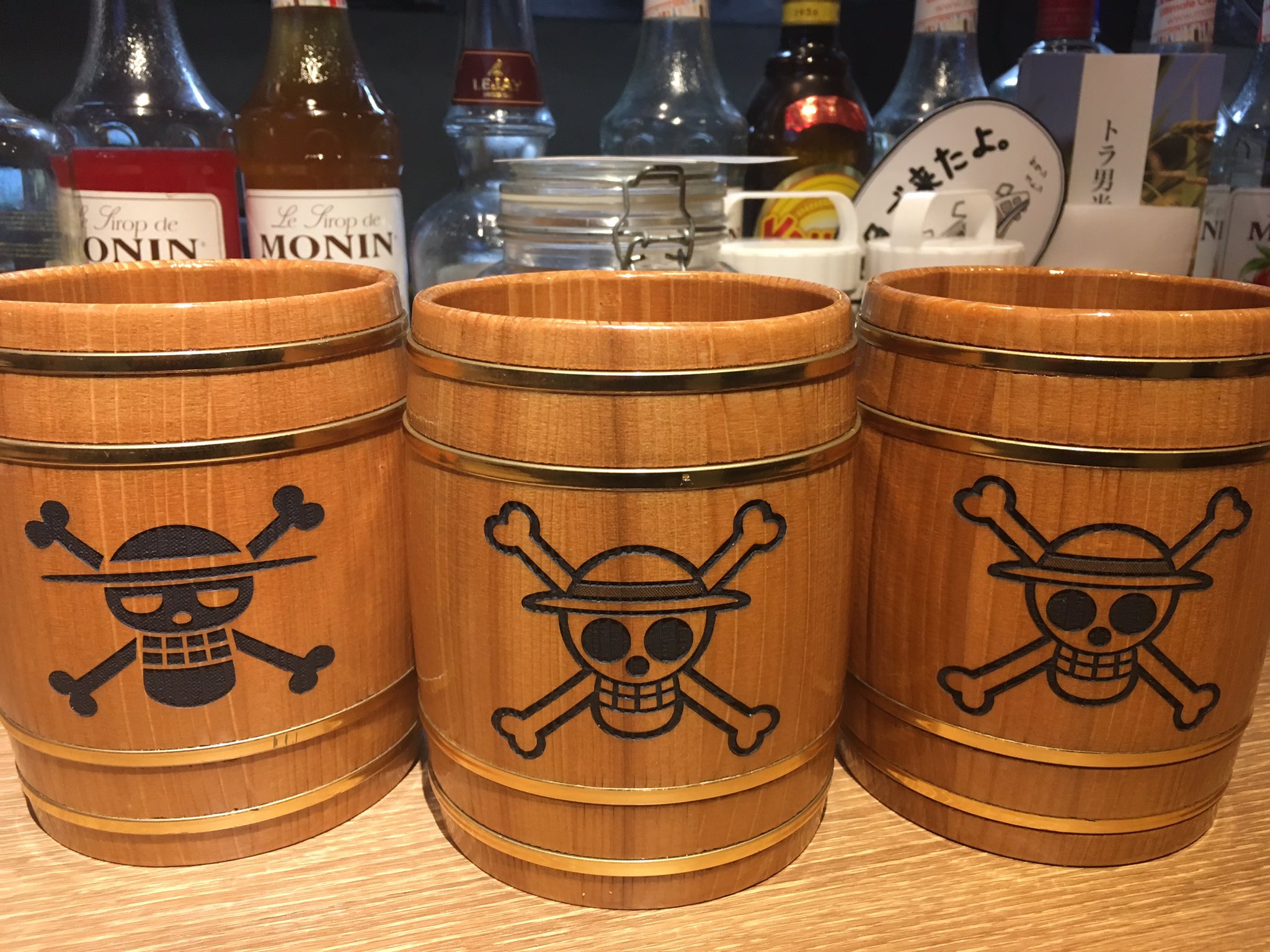 Konami A Twitter メガジョッキとワンピースファンの皆様お待たせいたしました Urakitaさんから木樽ジョッキ が届きました 美しい湾曲に氷が溶けない逸品です 気分は麦わら海賊団 乾杯が楽しすぎる