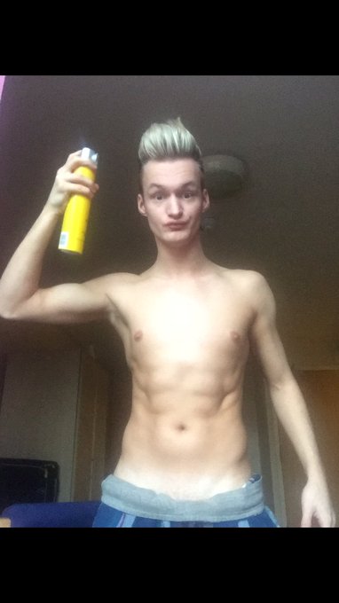 Monday morning!! Trying to sort my bed head out, need extra hairspray today!! ? Hope you all have a great
