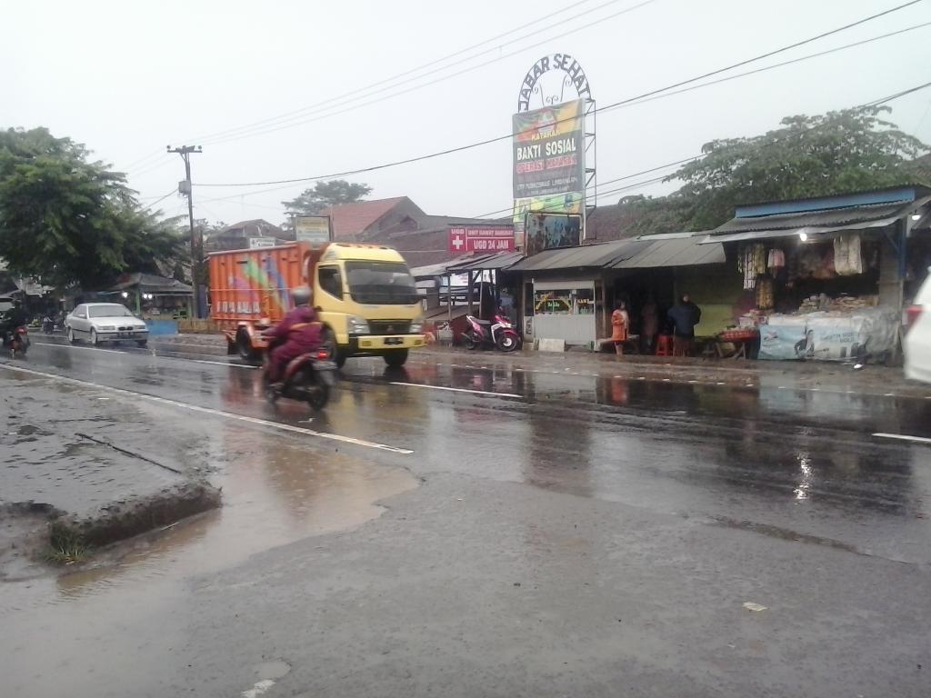 untuk yg mau keluar rumah bawa kendaraan hati-hati karna jalan sangat licin habis di guyur air hujan ..