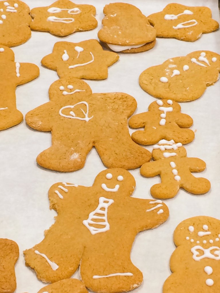 TUDublinBakery's tweet photo. Christmas is coming, gingerbread today! 5 for 1€, don't miss it! #ditbakery @ditofficial https://t.co/bpbIgduhW0