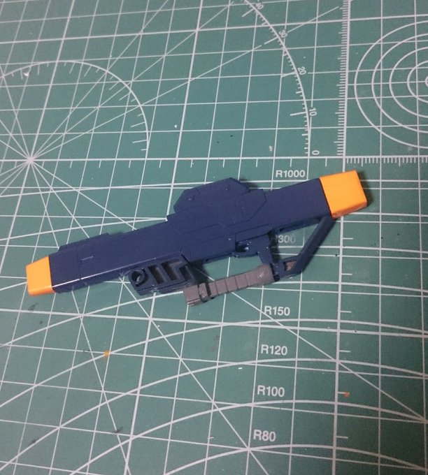 なかなか塗装が捗らないキハール…
とりあえず、ビームアックスが付いた大型ビームライフルはこんな感じにできました('・ω・`)
#再現キャラの隣に元ネタ 