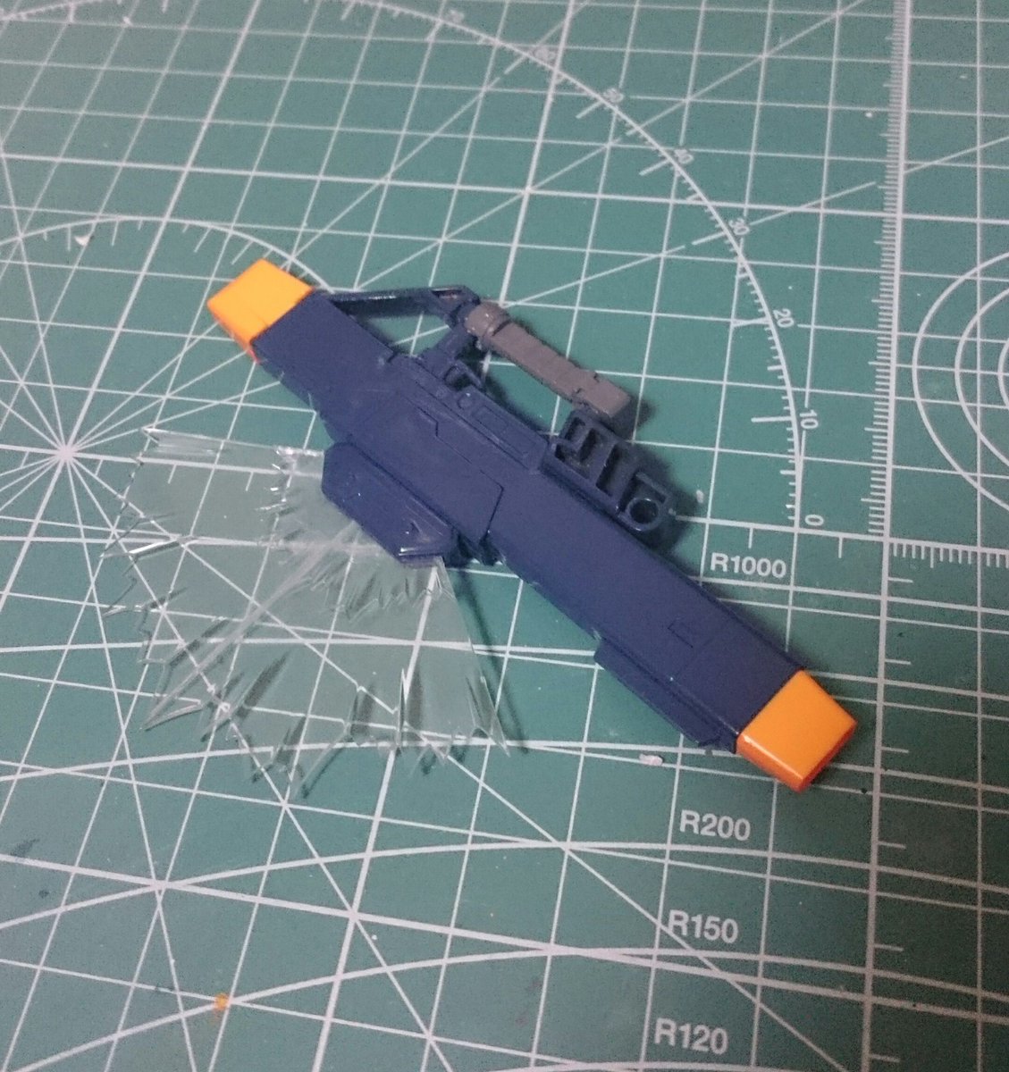 なかなか塗装が捗らないキハール…
とりあえず、ビームアックスが付いた大型ビームライフルはこんな感じにできました('・ω・`)
#再現キャラの隣に元ネタ 