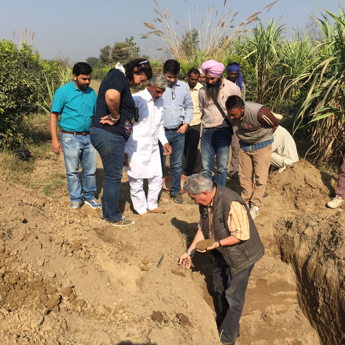 EarthwormGlobal's tweet photo. Protecting forests is vital, so too is protecting soil - so great to celebrate #worldsoilday with expert Claude Bourguignon in India. https://t.co/zQ5YqOrmD4