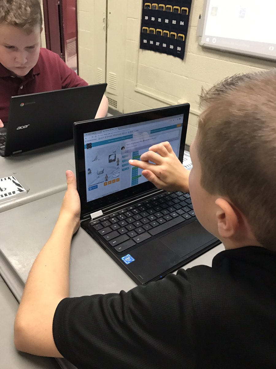 ahw0102's tweet photo. Early morning coding with my 6th graders!! #HourofCode #weareHCS https://t.co/SfJK81qC17
