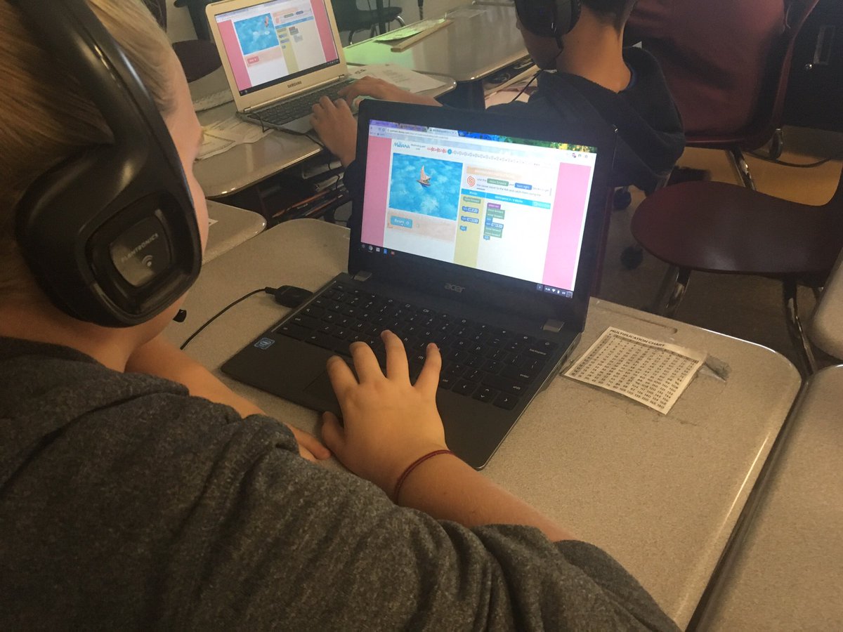 dawnmarievale's tweet photo. #HourofCode #moana @StMatthewCS @SCCDSB @mrsasaunders1 The grade 6 class is learning to code https://t.co/CQjeX2rII9
