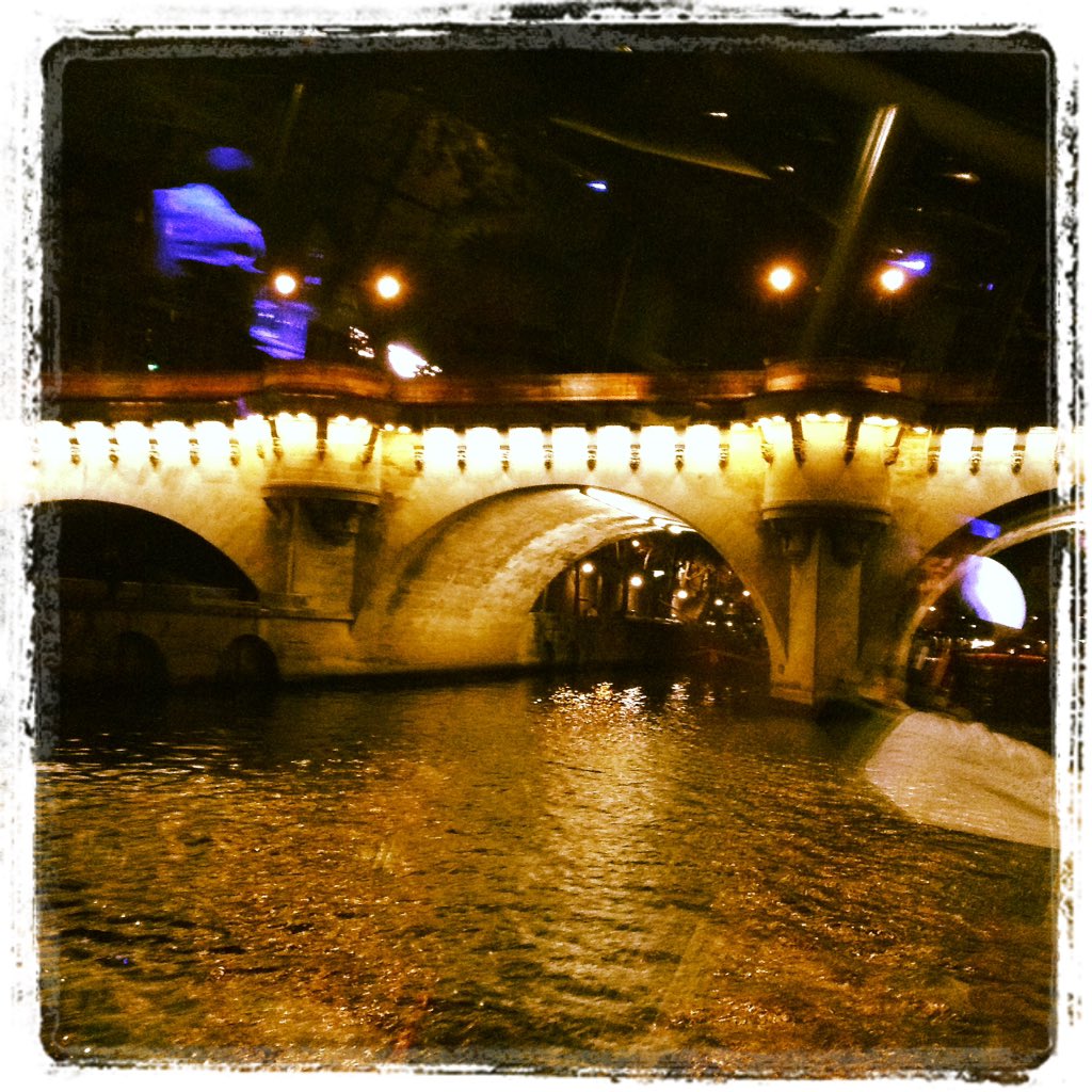 Herring Bone ヘビーユースの赤のエナメルヒール靴が この度永い修理期間を経て帰還 セーヌ川のお一人様ディナークルーズでも大活躍 見事に生還して もう愛おしくてもったいなくて履けない T Co Umciyptttu Twitter