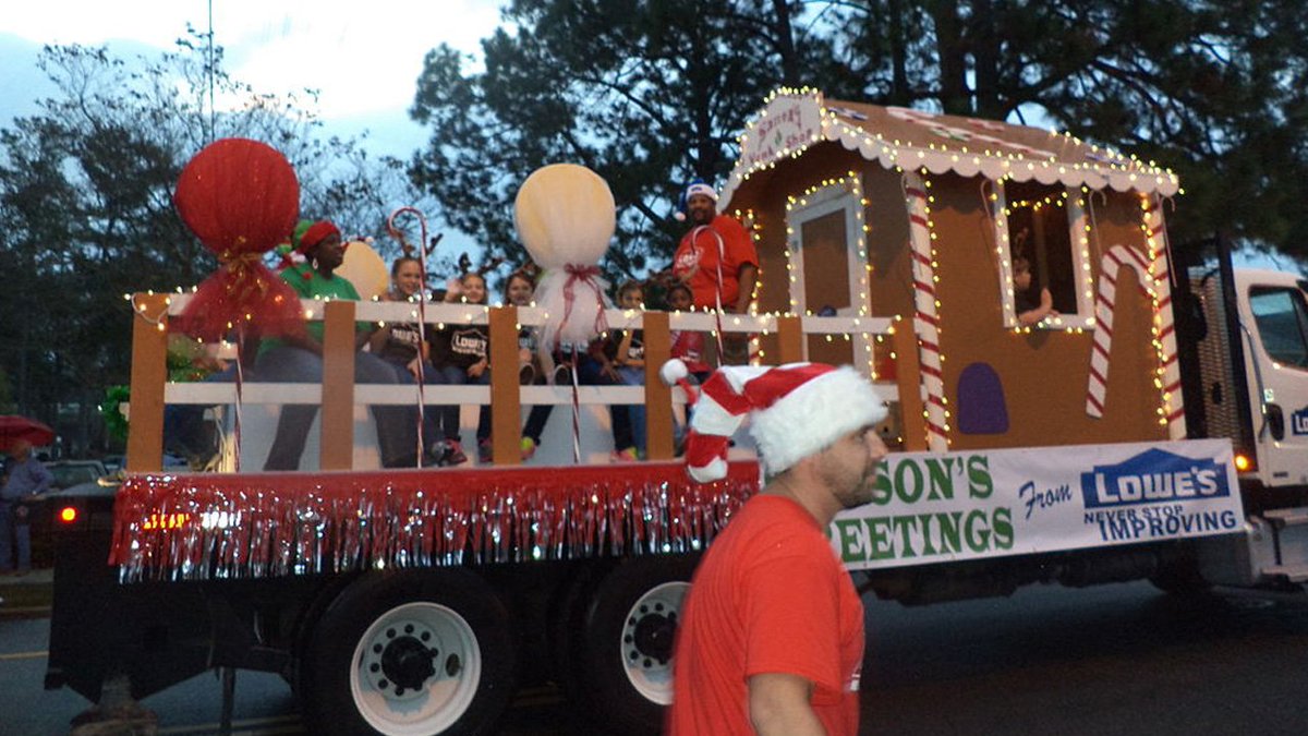 Boy, 3, run over by Christmas parade float, critically hurt bit.ly/2ha1SqS https://t.co/7VJcBA3aVb