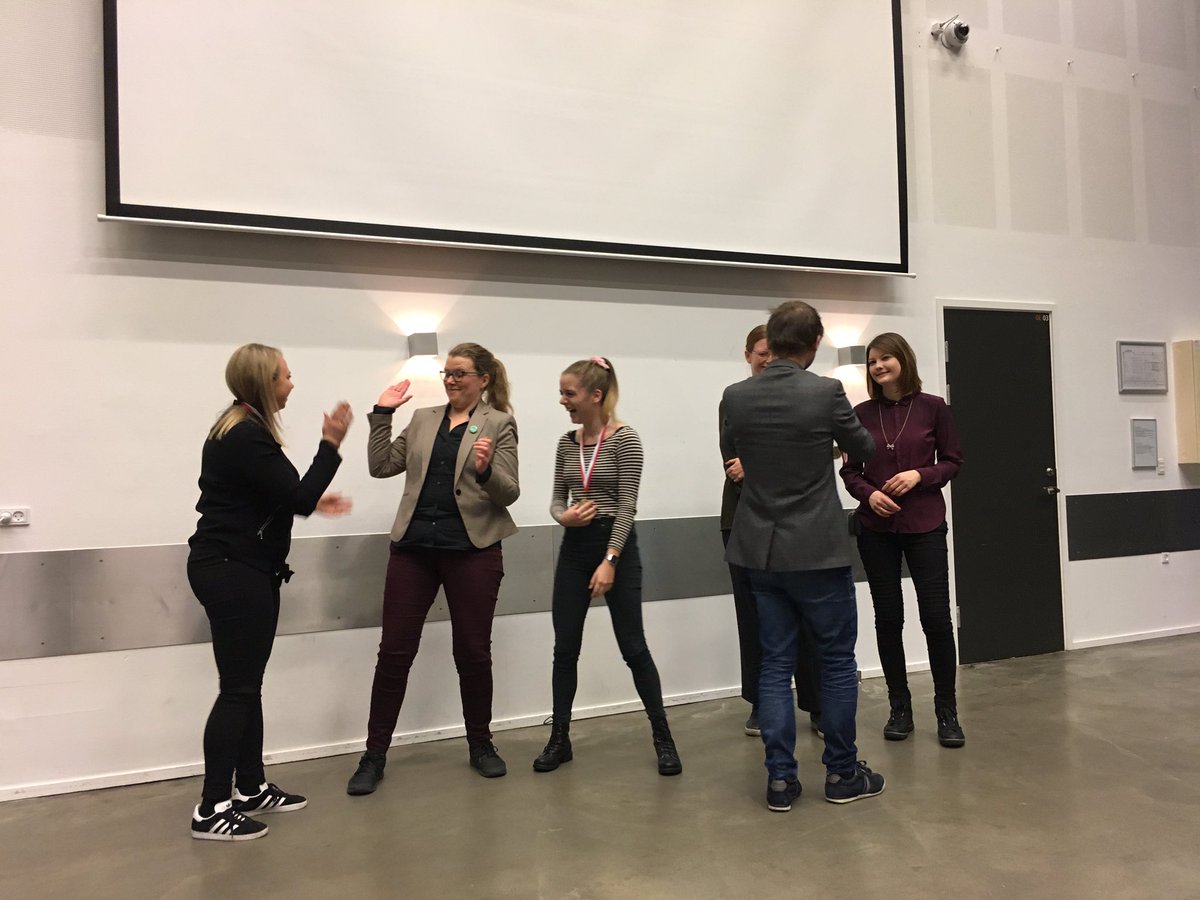 spondenterne's tweet photo. 'Sniksnak' -tinder app for Ældresagen for ældre der søger venner -løb med medaljerne til pitchday ved @ITUkbh #commdesign TILLYKKE https://t.co/bpde2JkbLm