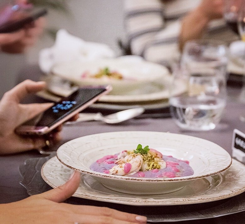 GresyDaniilidis's tweet photo. When your pink dish matches your pink phone 💖✨ #foodporn #pink #foodie #love #PinkGold #GalaxyS7Stories #GalaxyS7Edge https://t.co/zT71yifWtP
