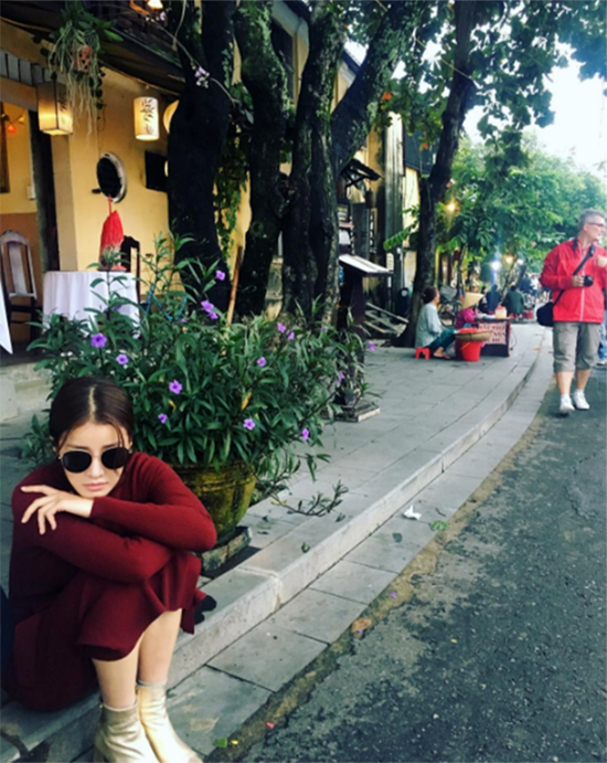 danangbreaking's tweet photo. Người đẹp quyền anh Hàn Quốc tạo dáng 'so deep' ở #hoian ~ https://t.co/6LxKEo2xE4 #danang #leesiyoung #korean #actress #travel #vietnam https://t.co/ZyDfM6Wicf