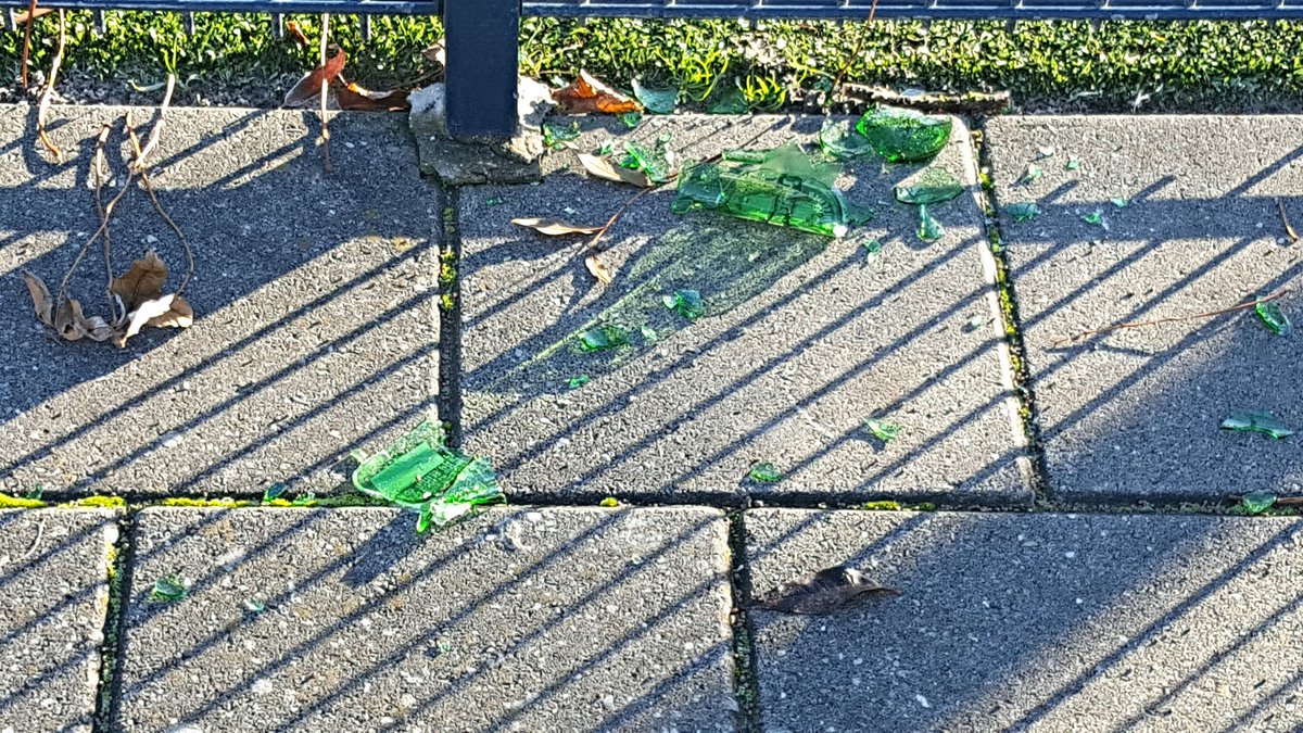 Geen handhaving op overlast hang groep ... voetballende kinderen lopen risico en voetballen tussen drank, drugs en dealen.