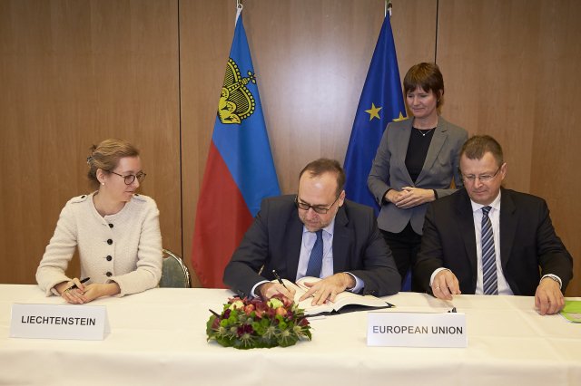 PeterJavorcik's tweet photo. Earlier today: agreement between #EU & #Liechtenstein - https://t.co/0Si7EmZkbz - #externalborders #visa #InternalSecurityFund https://t.co/fW6VSDBVoj