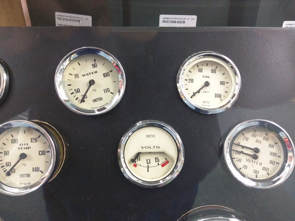 キングスロード 大阪のローバーミニ専門店 追加メーターいかがでしょう 純正3連メーターには スピードメーター フューエル メーター 水温計 タコメーター が付いてあります 油圧を追加するもよし 油温を見るもよし 電圧や 電流 時計までも