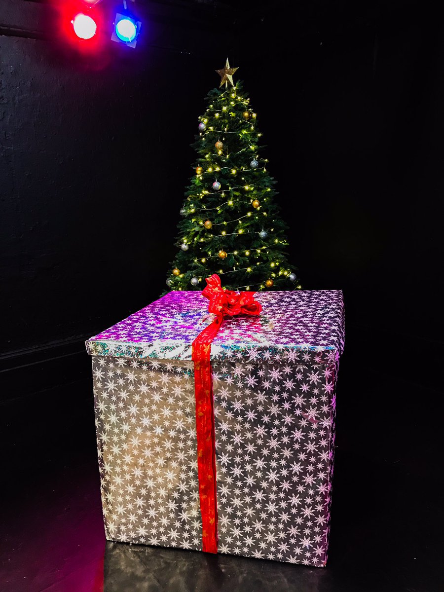 MammalianLive's tweet photo. WHAT'S IN THE BOX!?😭
Find out tomorrow for opening night of #FLEB @rosemarybranch https://t.co/dtd52Z1VIE