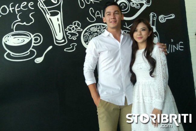 Samuel Zylgwyn bersiap rayakan natal bareng Franda di London ~> bit.ly/2gSHB5M