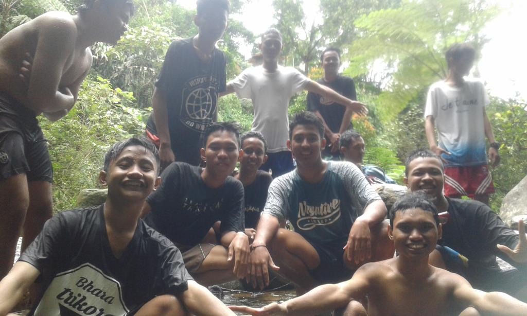 bhatrik492's tweet photo. Kebersamaan kita takkan terganti😊 BHATRIX At curug bulao puncak😆 @bhatrix49dm @BHATRIX_713MOZ @BHATRIX837 @STM_BHATRIX800 https://t.co/52svLIcFMp