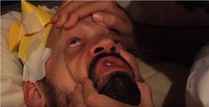 loscigarriyos's tweet photo. cuando llegas a casa y tu madre te mira los ojos a ver si estan rojos de la fumada que llevas encima https://t.co/ThPzI19uSm