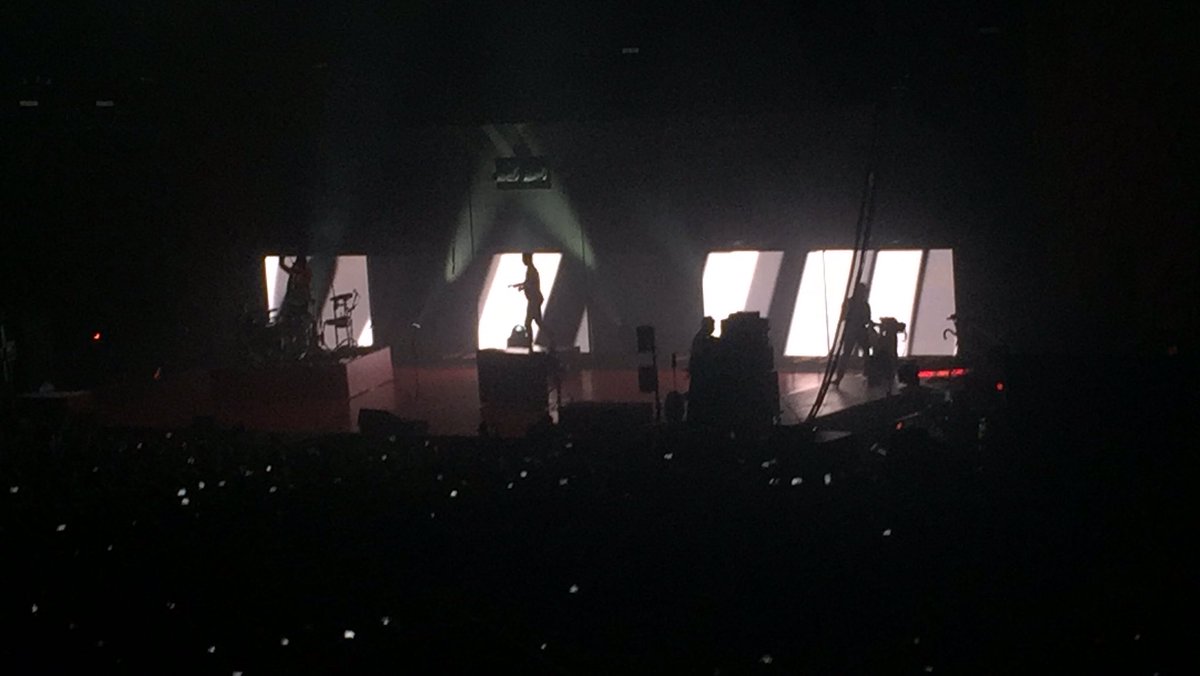 zqtter's tweet photo. shut up this didn't happen a month ago #ersvienna #ViennaRoadshow https://t.co/tKTUbrzez3