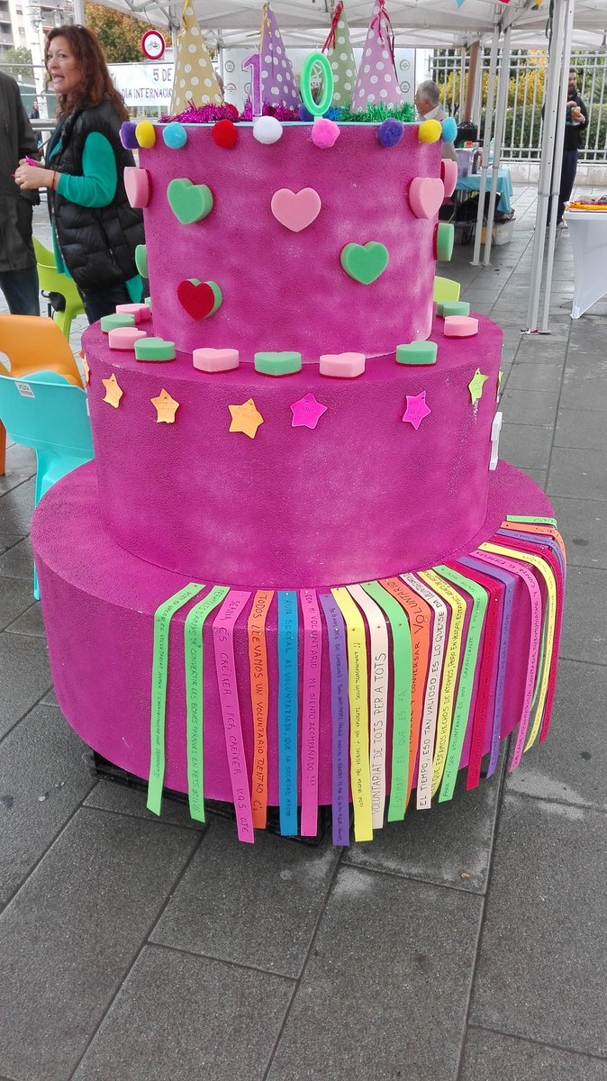 QuelGallardo's tweet photo. Veniu a celebrar avui fins les 15.00 el dia del voluntariat al parc de les estacions de la mà de la @plavib. Gent compromesa! #DIV16 https://t.co/tYIpwNskTo