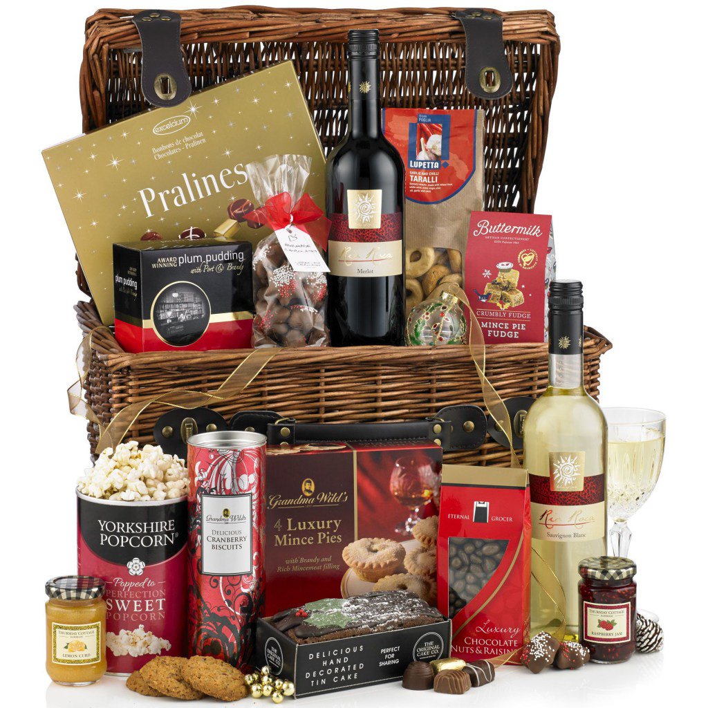Traditional Christmas Gift Basket pamperhampercompany.co.uk/product/tradit…