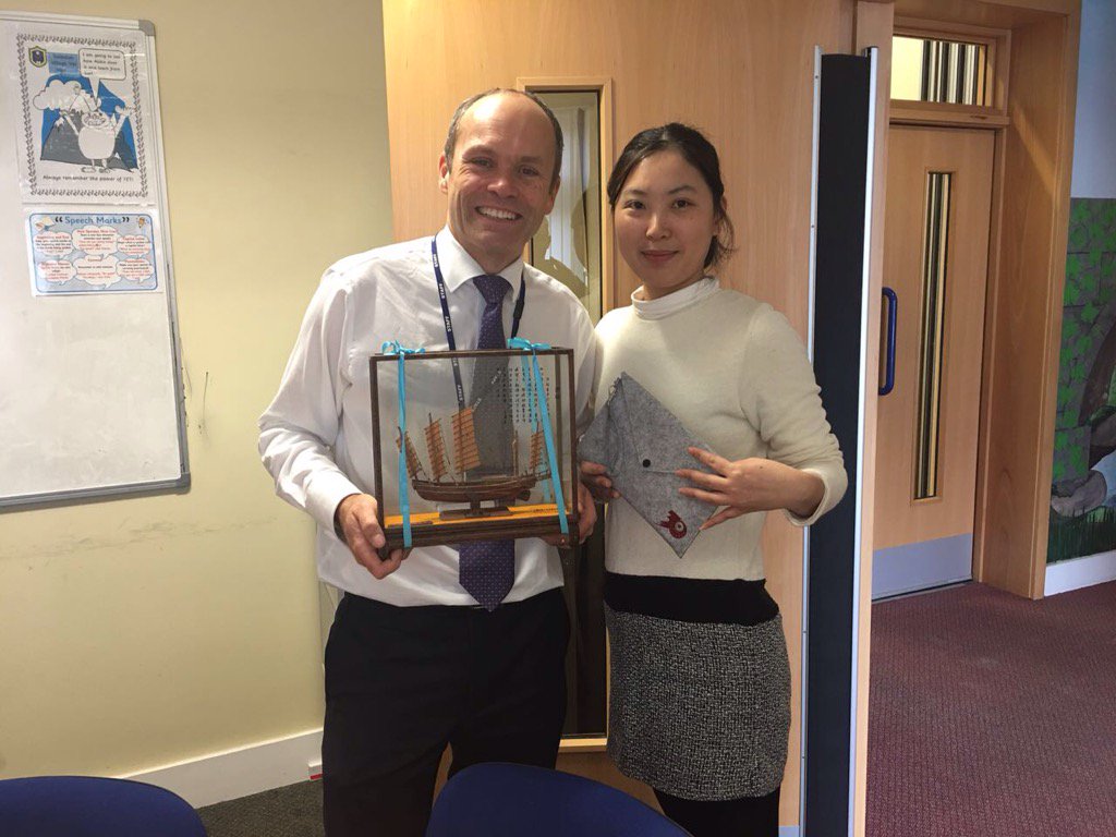 AdsettMartin's tweet photo. Kitty meeting Mr Dyer at SVPS #glowmaths #learningfromeachother https://t.co/ixnJKetPz0