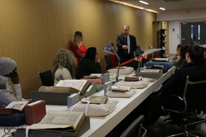 LivHopeLibrary's tweet photo. Of course ... @juhaszg_hope and the students https://t.co/nYRnoXHDch