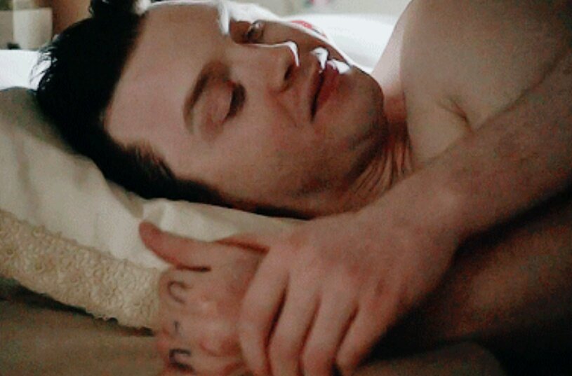 bemyhollanov's tweet photo. Mickey and Ian are like puzzle pieces, are made to mate perfectly with each other are the perfect fit #shameless #mickeysescape https://t.co/c3S3186ZHC