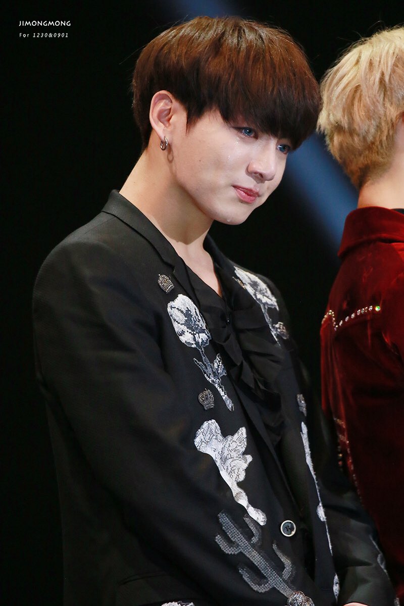 JIMONGMONGTK's tweet photo. 161202 MAMA
내 손을 잡고 옷어🙌🏻🙌🏻🙌🏻
#정국  #JUNGKOOK @BTS_twt https://t.co/mNUH5vowxC