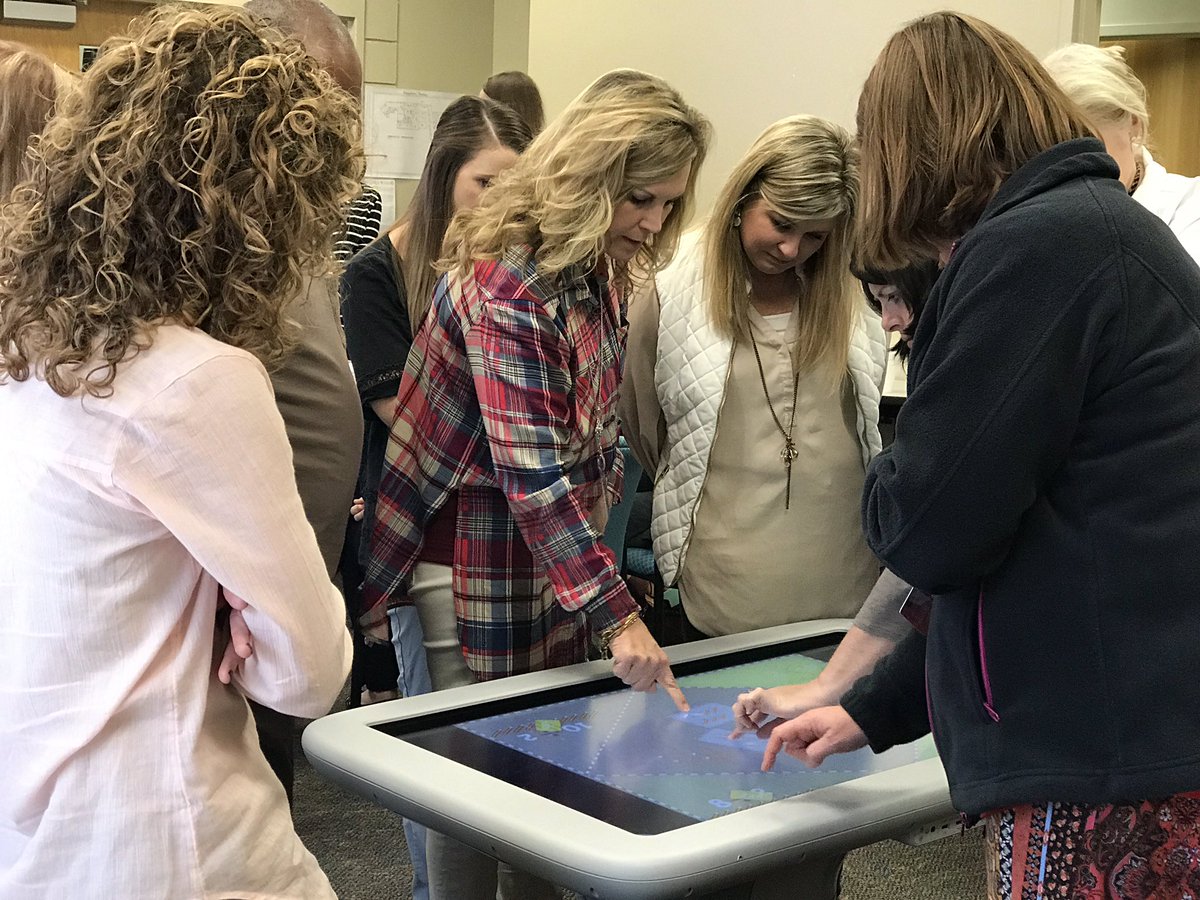 Jd4pp's tweet photo. Smart Table Training #ecslearn #DoDEA https://t.co/Jju0ZwHxVf