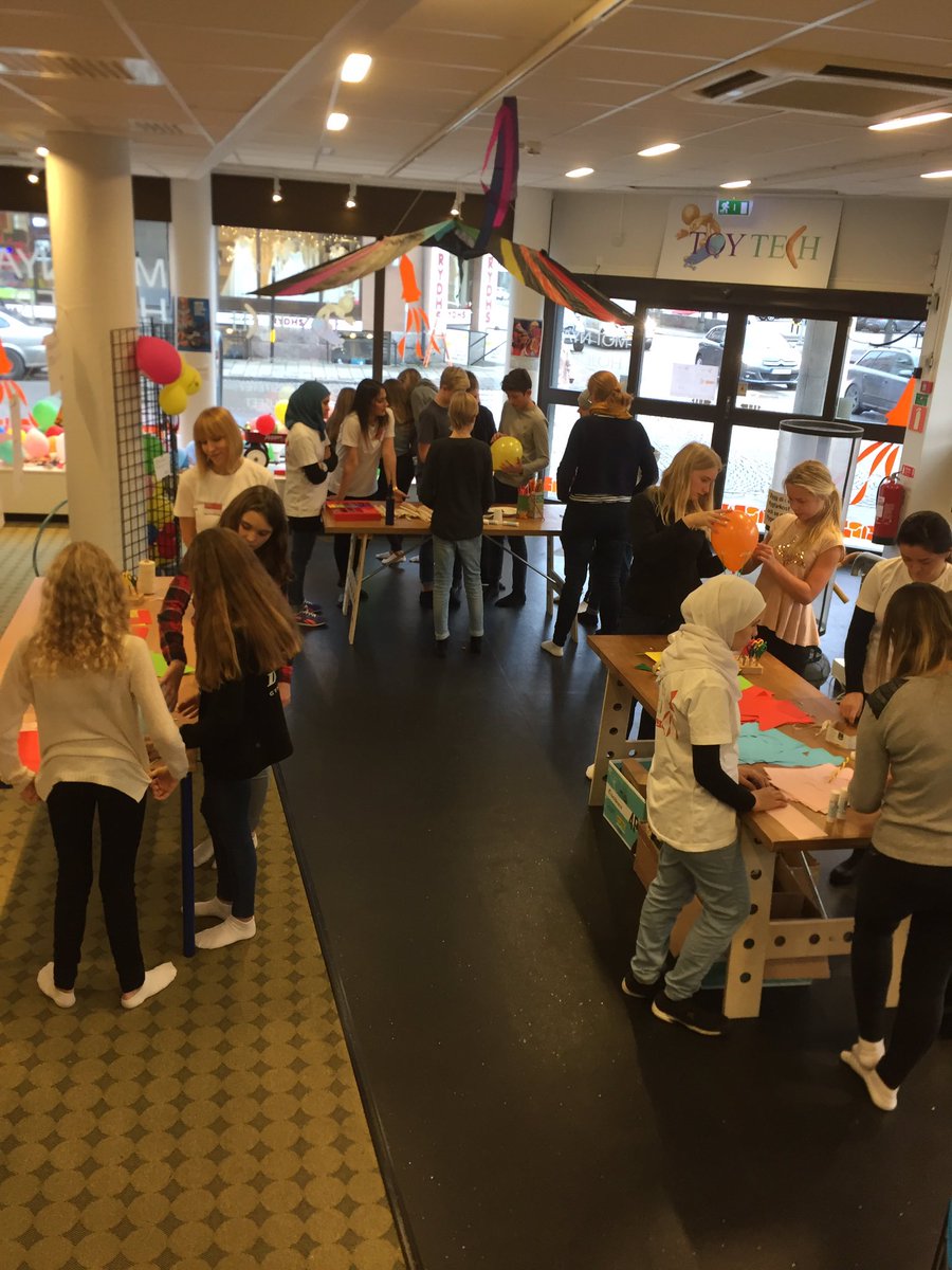 selufi's tweet image. Kreativt, innovativt, fokuserat - klassbesök på #Toytech #motnyahöjder. Massor att fortsätta #teknikundervisningen med!