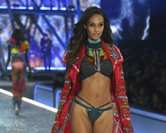 GlamourSpain's tweet photo. Mañana (y por primera vez en nuestro país) podrás ver #VSFashionShow en la televisión https://t.co/Oo21UEBU8H https://t.co/h8rMzybWBJ