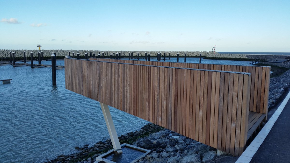 Vanaf dit zogenoemde 'havenbalkon' op de oostelijke strekdam in Cadzand-Bad heb je een prachtig uitzicht op de jachthaven #CADZAND-Maritiem