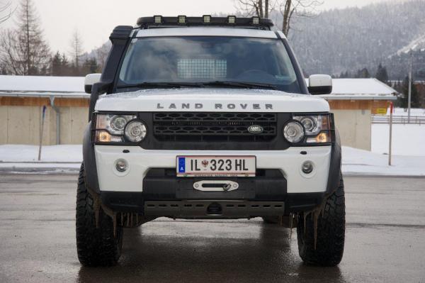 dansellars's tweet photo. Good morning frosty weather of Boston. Meet the truck of your winter dreams #landrover #offroadsnow https://t.co/hAKI5kFg03