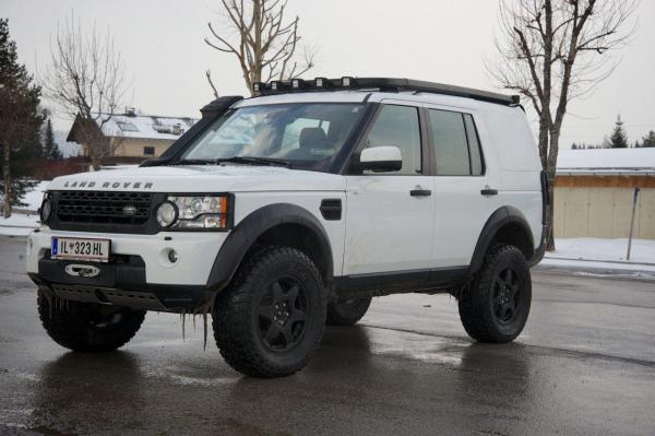 dansellars's tweet photo. Good morning frosty weather of Boston. Meet the truck of your winter dreams #landrover #offroadsnow https://t.co/hAKI5kFg03