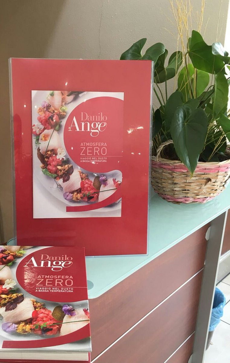 selecta_spa's tweet photo. Amanti della #cucina d'autore, eccoci alla presentazione e del libro #AtmosferaZero dello #chef Danilo Angè. #food #5dicembre #Selecta https://t.co/zJkmYW8eRU
