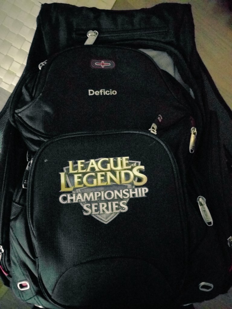 Deficiolol's tweet photo. It's time to retire this bad boy. Used this bag since Riot gave it to us in the first LCS split ever. It's broken :( https://t.co/w8xbye01pe