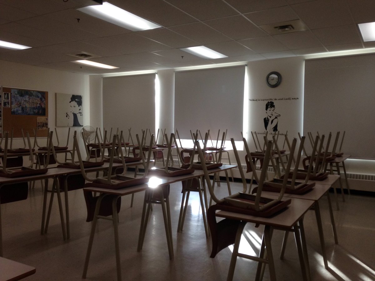 MrHarrisonClass's tweet image. 9am Monday and no students. Truly a sad day. 😢#CantTeachAnEmptyDeskNewTricks #NSTUnited