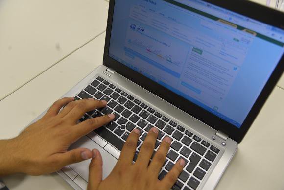 portalbrasil's tweet photo. Fique ligado! 💻 @ReceitaFederal libera consulta ao último lote do #IR2016 nesta semana: https://t.co/uE4juwbA3v https://t.co/QX67p3NfpJ