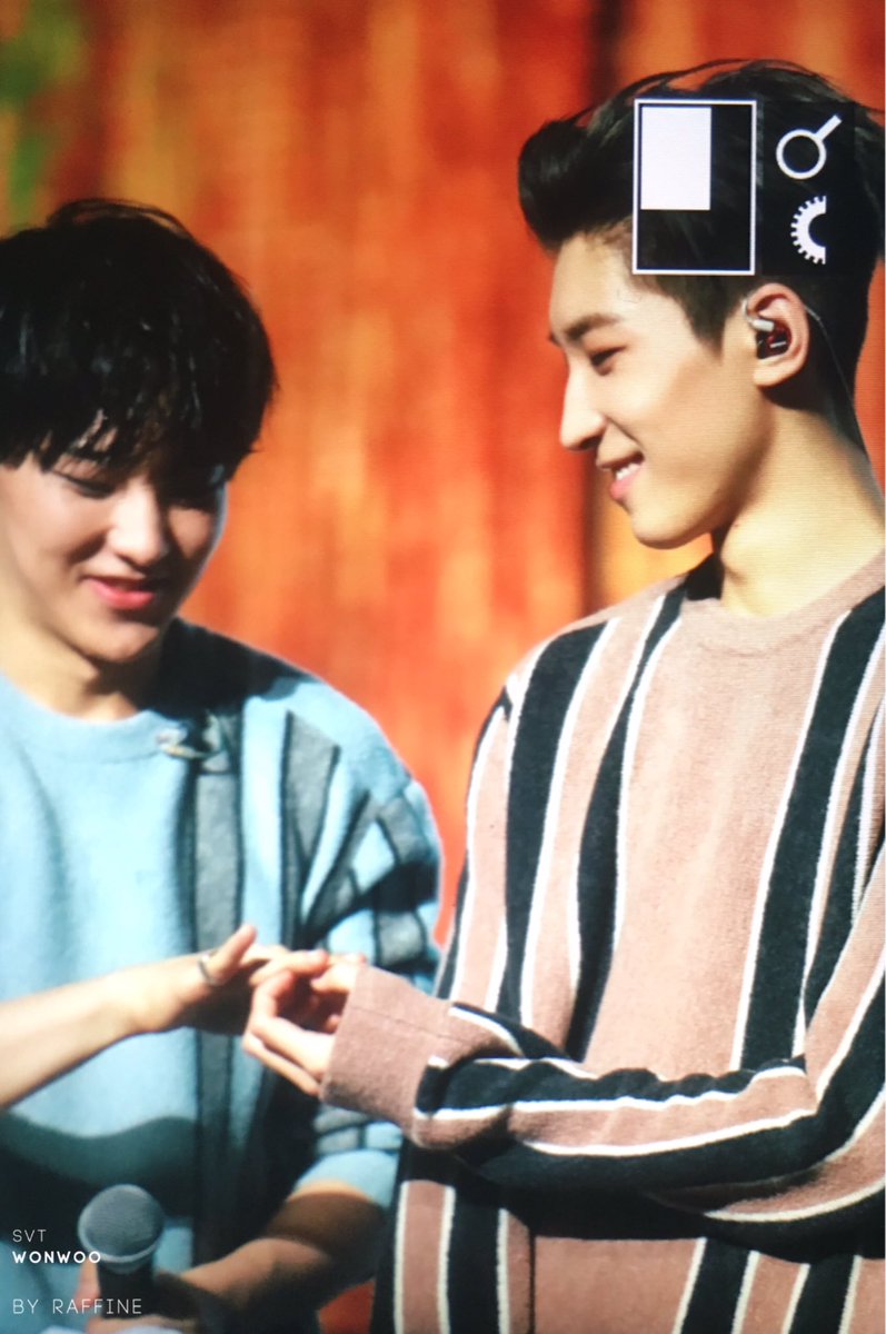 Raffine_WW's tweet photo. 161205 원우 
뚜녕이랑 워누랑 둘만의 시간🎄
#원우 #WONWOO #세븐틴 #SEVENTEEN @pledis_17 https://t.co/pHclpPz2x2